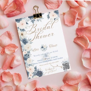 Può includere: Un biglietto bianco con disegni floreali blu e bianchi e il testo "Bridal Shower" in lettere dorate. Il biglietto include i dettagli per un addio al nubilato, tra cui la data, l'ora e l'indirizzo. Un codice QR è incluso nella parte inferiore del biglietto.