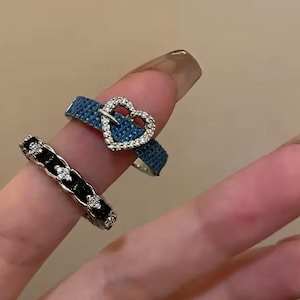 Pilha de anéis de jeans e diamantes