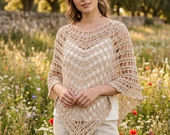 Può includere: Un poncho all'uncinetto color beige caratterizzato da un motivo geometrico traforato con orlo a V. Il capo è indossato sopra un top bianco senza maniche e pantaloni chiari, mettendo in risalto una trama lavorata a maglia e un collo rotondo.
