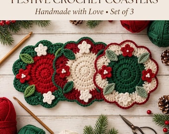 Può includere: Un set di tre sottobicchieri rotondi all'uncinetto con motivi floreali e di foglie festivi in filato rosso, verde e crema. Il testo FESTIVE CROCHET COASTERS Handmade with Love Set of 3 è visualizzato sopra i sottobicchieri su una superficie in legno.
