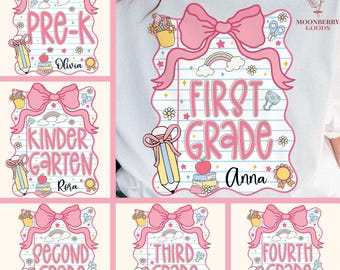 Puede incluir: Camisetas blancas con diseños coloridos de temática escolar. Cada diseño presenta un lazo rosa, un arcoíris, un lápiz y texto que indica el nivel de grado: Pre-K, Kindergarten, First Grade, Second Grade, Third Grade y Fourth Grade. También se incluyen nombres.