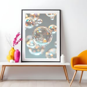 Puede incluir: Una impresión enmarcada de una fotografía que presenta un grupo de burbujas de jabón iridiscentes sobre un fondo azul claro.