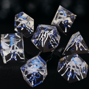 Liquid Core D&D Würfel Set | Schneebergweiß & Vulkan Schwarz RPG Würfel | Scharfkantiger Resin Würfel | W6 W20 | Mehr Farbvarianten