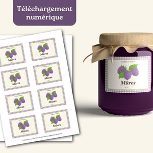 May include: A jar of dark purple jam with a wooden lid and a label featuring a blackberry illustration and the word "Mûres". Beside it, a sheet of labels with the same design. The text "Téléchargement numérique" is in the top left.