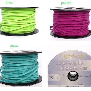 Może przedstawiać: Szpula z sznurkiem ze sztucznego zamszu w kolorze limonkowym, akwamarynowym i fioletowym. Szpula jest oznaczona "Dazzle-it Faux Suede Faux Suede" i "50 m".