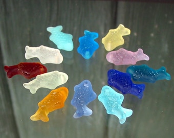 2 / 4 Stück PICK Farbe 24 mm x 12 mm kleiner FISCH Anhänger Seeglas Strand Strand Perle gefrostet recycelt - oben gebohrt - Rot Blau Grün Weiß Gelb Teal