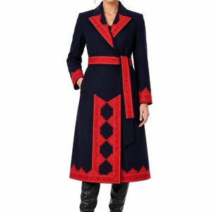 Kyana marineblauwe overslagjas met riem | Luxe geborduurde dames-winterjas