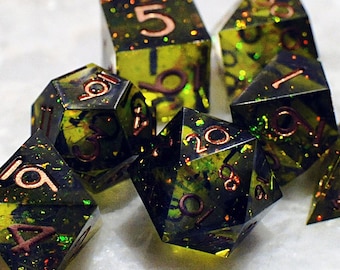 Tinkerton's Instant Inferno, green polyhedral sharp edge DnD gem dice holographic iridescent