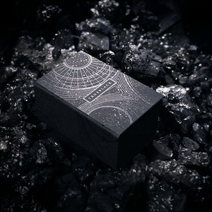 TrueBlack Tarot : sombre, élégant, éphémère, audacieux et gothique
