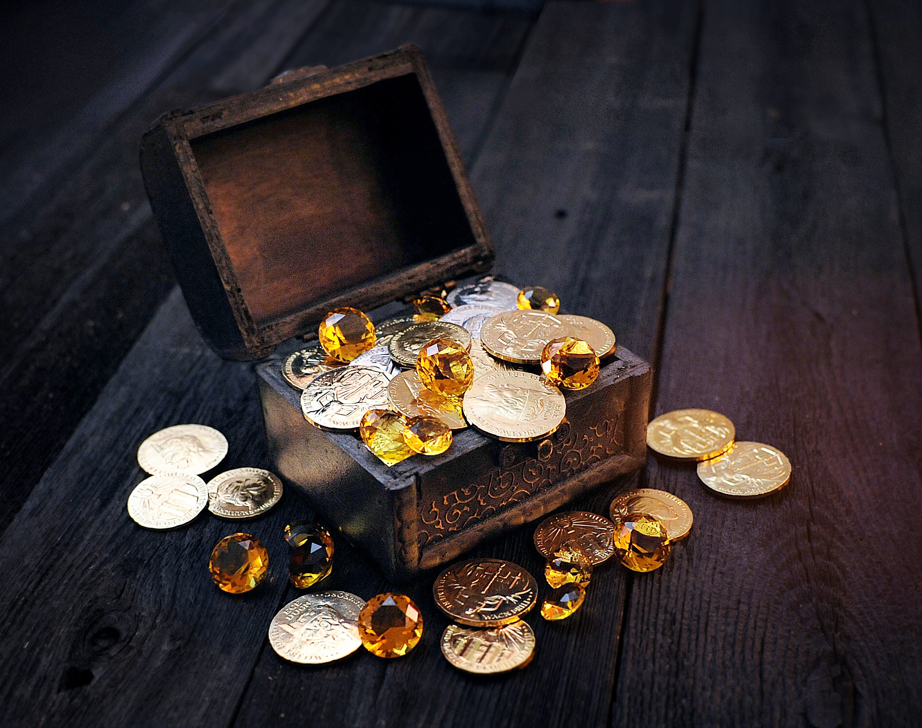 Mini Transparent Gold Pirate Treasure Chest, Treasure Hunt toy Set  Accessories with Lock, 3 Medals, 5 Rings, 2 Earrings, 100 Thumb Colorful  Coins, 100