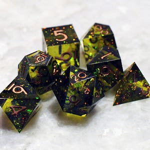 Tinkerton&#39;s Instant Inferno, green polyhedral sharp edge DnD gem dice holographic iridescent