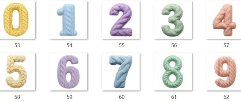 Op de afbeelding: Een verzameling van tien gebreide cijfers, elk in een andere pastelkleur. De cijfers, van 0 tot en met 9, hebben een textuur met kabelbreisel. Elk cijfer wordt weergegeven op een witte achtergrond.