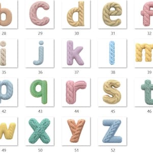 Op de afbeelding: Een verzameling van 26 kleine letters, elk gemaakt van gebreid materiaal. De letters zijn in verschillende pastelkleuren, waaronder blauw, roze, geel en groen. Elke letter wordt weergegeven in een vierkant kader met een nummer.