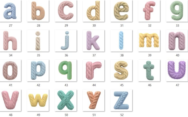 Op de afbeelding: Een verzameling van 26 kleine letters, elk gemaakt van gebreid materiaal. De letters zijn in verschillende pastelkleuren, waaronder blauw, roze, geel en groen. Elke letter wordt weergegeven in een vierkant kader met een nummer.