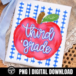 Könnte beinhalten: Ein digitales Grafikdesign mit einem roten Apfel, einem braunen Stiel und einem grünen Blatt. Der Apfel ist über einem blau-weißen Vichy-Muster zentriert. Der Text "third grade" ist in einer blauen Schreibschrift auf dem Apfel zu sehen.