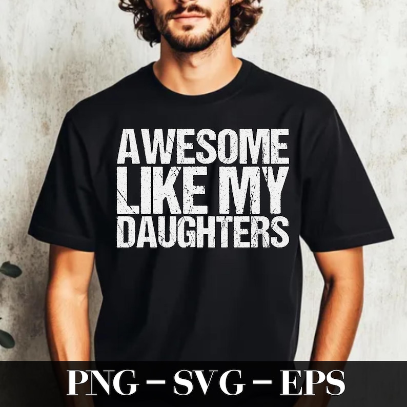 Op de afbeelding: Zwart T-shirt met ronde hals met de witte tekst "AWESOME LIKE MY DAUGHTERS" in een vet, verweerd lettertype. Het shirt wordt door een persoon gedragen. Onder het shirt staat de tekst "PNG - SVG - EPS".