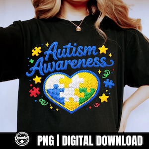 Puede incluir: Camiseta negra con las palabras "Autism Awareness" en escritura azul, acentuada con estrellas amarillas y piezas de rompecabezas. Un diseño de rompecabezas en forma de corazón en azul, amarillo y verde está centrado en la camiseta. La parte inferior de la camiseta tiene el texto "PNG | DIGITAL DOWNLOAD".