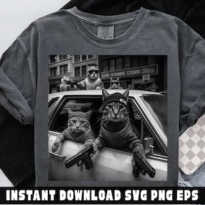 Może przedstawiać: Ciemnoszara koszulka z czarno-białą grafiką przedstawiającą koty w samochodzie, z których jeden trzyma broń. Zawiera tekst "INSTANT DOWNLOAD SVG PNG EPS". Koty noszą czapki i okulary przeciwsłoneczne.