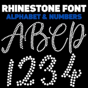 Könnte beinhalten: Schwarzer Hintergrund mit weißer Strassschrift, die "RHINESTONE FONT ALPHABET & NUMBERS" lautet. Darunter die Buchstaben A, B, C und D sowie die Zahlen 1, 2, 3 und 4, alle im Strassdesign.