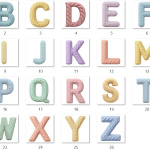 Op de afbeelding: Een verzameling van 26 gebreide letters van het alfabet, elk in een andere pastelkleur. De letters worden afzonderlijk gepresenteerd tegen een witte achtergrond, perfect voor knutselen of educatieve projecten.