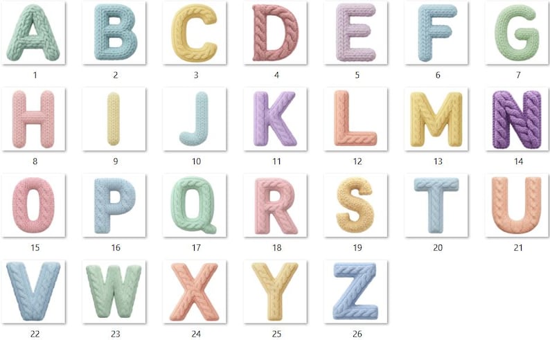 Op de afbeelding: Een verzameling van 26 gebreide letters van het alfabet, elk in een andere pastelkleur. De letters worden afzonderlijk gepresenteerd tegen een witte achtergrond, perfect voor knutselen of educatieve projecten.