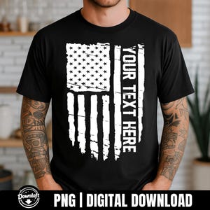 Op de afbeelding: Zwart T-shirt met een verweerd Amerikaans vlagontwerp in wit. De vlag bevat sterren en strepen, met de tekst "YOUR TEXT HERE" in een verticale kolom. Het T-shirt heeft een ronde hals.