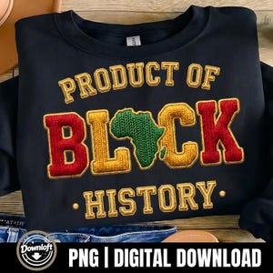 Op de afbeelding: Een marineblauw sweatshirt met de woorden "PRODUCT OF BLACK HISTORY" in goud, rood, geel en groen. Het woord "BLACK" heeft een groene Afrika-kaart. Het ontwerp is op de voorkant geborduurd.