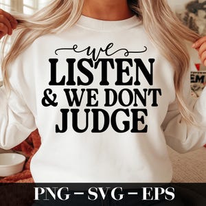Könnte beinhalten: Weißer Pullover mit schwarzem Text, der "We Listen & We Don't Judge" lautet.
