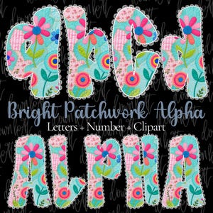 Op de afbeelding: Een digitale afbeelding met de kleine letters a, b, c, d en de hoofdletters A, L, P, H, A. Elke letter heeft een lichtblauwe achtergrond met een kleurrijk bloemenpatchworkpatroon, roze bloemen en een witte kanten rand. De tekst luidt Bright Patchwork Alpha Letters + Number + Clipart.