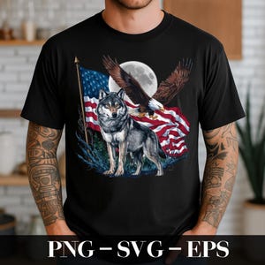 Puede incluir: Camiseta negra con un lobo, un águila y la bandera estadounidense. El lobo está frente a la bandera, con un águila encima. Una luna llena está en el fondo. El texto "PNG - SVG - EPS" está en la parte inferior.