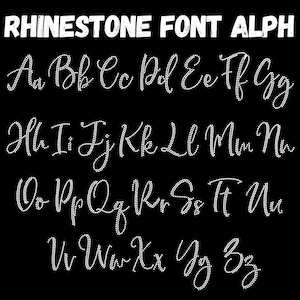 Könnte beinhalten: Auf schwarzem Hintergrund ist ein vollständiges Alphabet in Schreibschrift dargestellt. Die Buchstaben bestehen aus kleinen, weißen, strassähnlichen Punkten. Der Text "RHINESTONE FONT ALPH" steht oben in weißer, blockartiger Schrift.