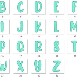 Puede incluir: Un conjunto de 26 letras may&uacute;sculas, cada una en un marco cuadrado. Las letras son de color turquesa con un patr&oacute;n texturizado de rayas verticales. Los n&uacute;meros del 1 al 26 est&aacute;n debajo de cada letra, de la A a la Z.