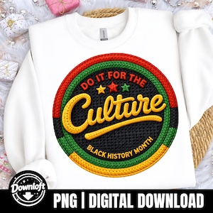 Può includere: Felpa bianca con grafica circolare. La grafica presenta il testo "Do It For The Culture" e "Black History Month" in giallo, rosso, verde e nero. Il design include stelle e un aspetto strutturato.
