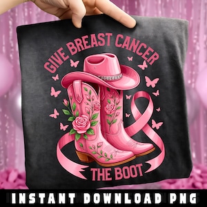 Könnte beinhalten: Schwarzes T-Shirt mit einem Design aus rosa Cowboyhut und -stiefeln. Die Stiefel und der Hut sind rosa, mit einem rosa Band und Schmetterlingen. Der Text lautet "GIVE BREAST CANCER THE BOOT".