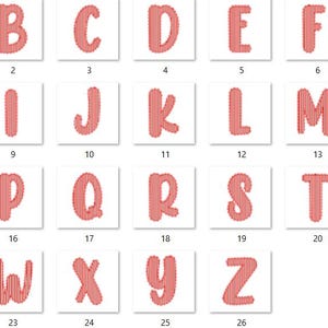Puede incluir: Una colecci&oacute;n de 26 letras rojas bordadas del alfabeto, cada una mostrada sobre un fondo cuadrado blanco. Las letras est&aacute;n en una fuente en negrita y redondeada, con detalles de puntadas verticales. Los n&uacute;meros del 1 al 26 est&aacute;n debajo.