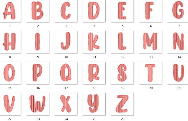 Puede incluir: Una colecci&oacute;n de 26 letras rojas bordadas del alfabeto, cada una mostrada sobre un fondo cuadrado blanco. Las letras est&aacute;n en una fuente en negrita y redondeada, con detalles de puntadas verticales. Los n&uacute;meros del 1 al 26 est&aacute;n debajo.