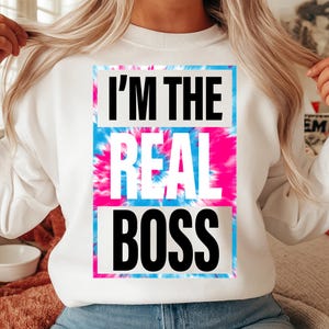 Mom The Real Boss graffiti png, loving mama png, protective mama png, mama queen png, wold’s best mom png, graffiti png, Funny Couple png