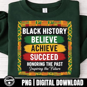 Pode incluir: Camisola verde escuro com um gráfico que diz "BLACK HISTORY BELIEVE ACHIEVE SUCCEED HONORING THE PAST Inspiring the Future." O design apresenta as cores da bandeira panafricana e bordas decorativas.