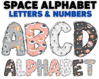Könnte beinhalten: Weltraum-Alphabet und Zahlen in einem verspielten Design. Die Buchstaben A, B, C und D sind mit Weltraumgrafiken wie Planeten, Raketen und Astronauten versehen. Das Wort ALPHABET ist ebenfalls dargestellt.