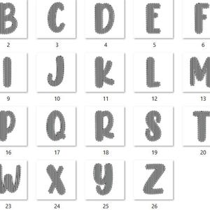 Puede incluir: Una colecci&oacute;n de 26 baldosas de letras individuales, cada una con una letra may&uacute;scula de la A a la Z. Las letras son grises y est&aacute;n rellenas de l&iacute;neas verticales, sobre un fondo blanco. Cada letra est&aacute; en una baldosa cuadrada.