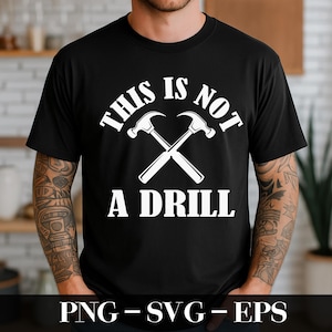 Może przedstawiać: Czarny T-shirt z białym tekstem "To nie ćwiczenie" i grafiką dwóch skrzyżowanych młotków.