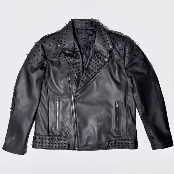 Jaqueta de couro preta com tachas: estilo punk rockstar masculino
