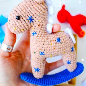 Patrón de caballo balancín a crochet amigurumi: un lindo juguete DIY, descarga instantánea, tutorial en PDF para principiantes.