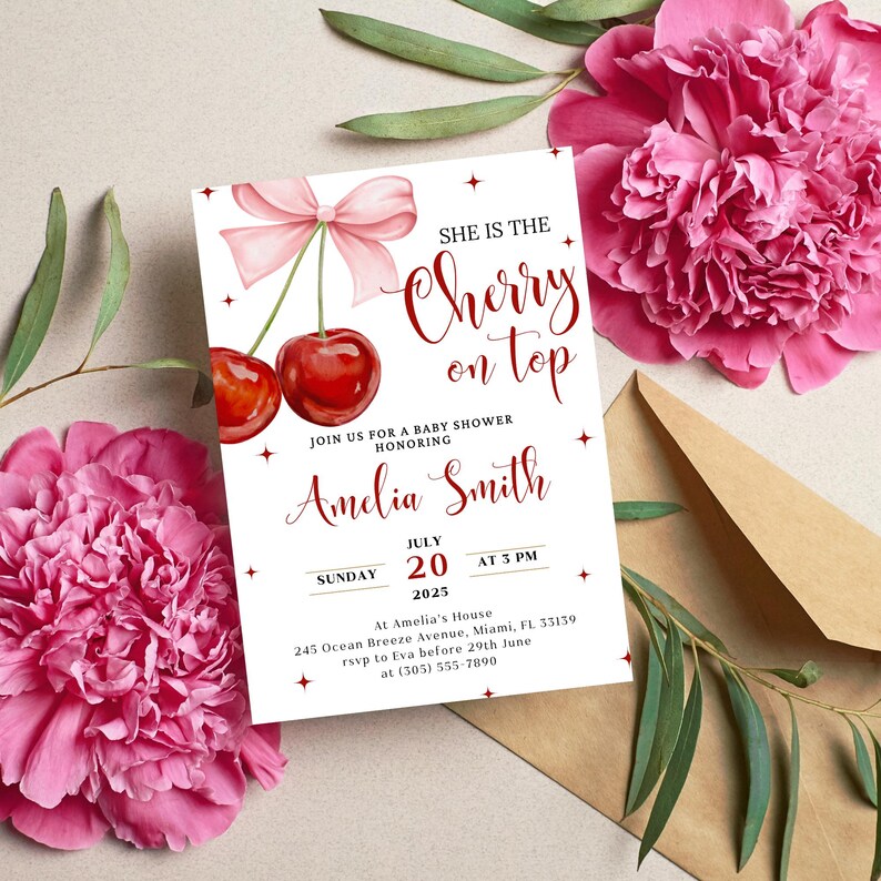 K&ouml;nnte beinhalten: Eine wei&szlig;e Babyparty-Einladung mit einem roten Kirsch-Design auf der Oberseite. Die Einladung lautet "She is the Cherry on Top" und enth&auml;lt den Namen "Amelia Smith". Datum und Uhrzeit der Party sind Sonntag, der 20. Juli 2025, um 15:00 Uhr. Die Einladung enth&auml;lt auch die Adresse und RSVP-Informationen.
