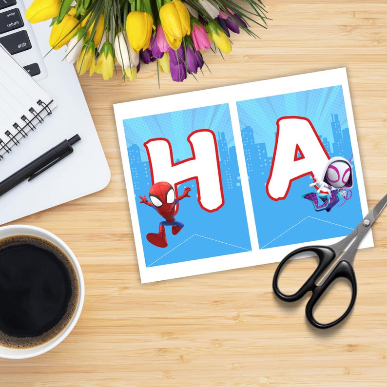 Puede incluir: Un bander&iacute;n con las letras "HA" en blanco con contornos rojos, con los personajes de Spider-Man y Spider-Gwen sobre un fondo azul con un horizonte urbano. Sobre una superficie de madera con una taza de caf&eacute;, un bol&iacute;grafo y tijeras.