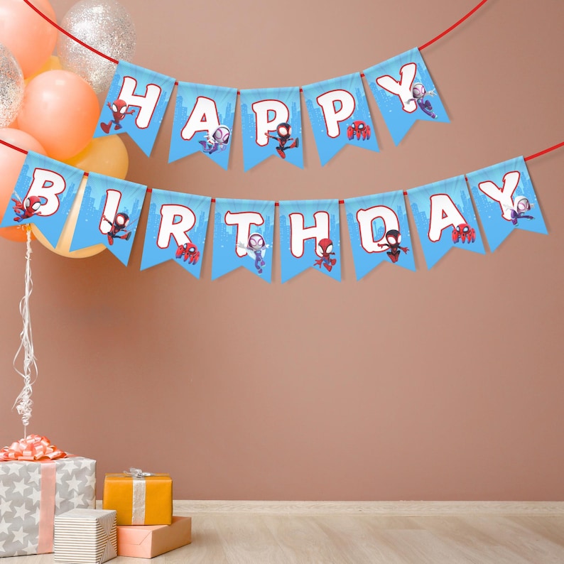 Puede incluir: Una pancarta azul con las palabras "HAPPY BIRTHDAY" en letras blancas. Cada bander&iacute;n presenta un personaje de Spider-Man. La pancarta est&aacute; ensartada en una cuerda roja, con globos en el fondo.