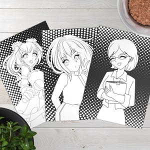 Puede incluir: Tres p&aacute;ginas para colorear en blanco y negro con personajes de anime. El primer personaje es una chica con el pelo largo y un micr&oacute;fono. El segundo personaje es una chica con el pelo largo y un signo de paz. El tercer personaje es una chica con el pelo corto y un libro.