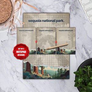 Könnte beinhalten: Ein Set aus drei Notizblock-Designs mit dem Text "sequoia national park." Jeder Notizblock hat ein Rastermuster und ein Landschaftsbild eines Waldes. Ein Bleistift liegt auf den Notizblöcken. Ein rotes Siegel zeigt "SET OF 3 NOTEPAD DESIGNS."