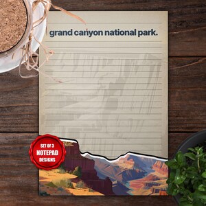 Könnte beinhalten: Ein Notizblock mit liniertem Papier und dem Text "grand canyon national park." Ein rotes Siegel zeigt "SET OF 3 NOTEPAD DESIGNS" mit einer Grand Canyon-Illustration. Der Notizblock hat ein Vintage-Aussehen.