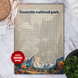Könnte beinhalten: Ein Notizblock mit einem Rastermuster und dem Text "Yosemite national park." Der untere Teil des Notizblocks zeigt eine farbenfrohe Illustration einer Berglandschaft. Ein rotes Siegel zeigt "SET OF 3 NOTEPAD DESIGNS."